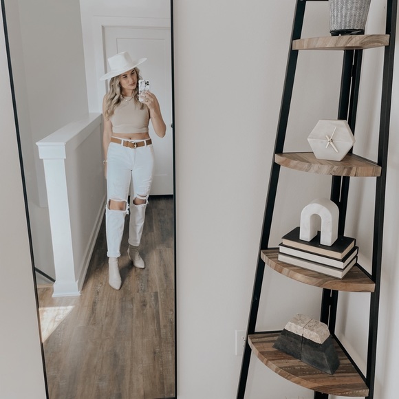 Meet your Posher, Alisha - Picture 2 of 3